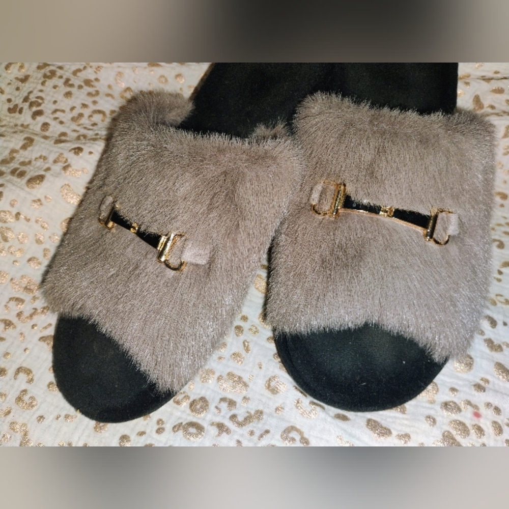 Cozy House Furry House Gray Open Toe Slippers Size 40-41 - Picture 2 of 4